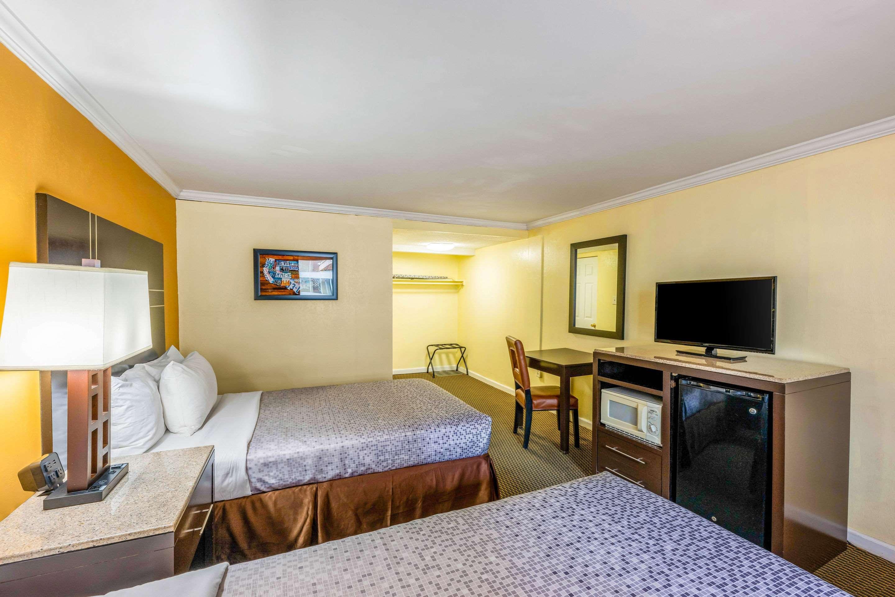 Econo Lodge Beach And Boardwalk Atlantic City Exterior foto